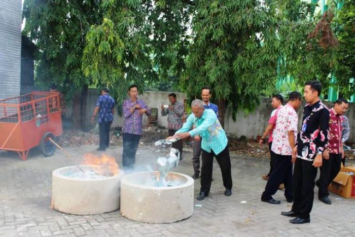 Disdukcapil Lamongan Musnahkan Ribuan Blangko e-KTP Disdukcapil Lamongan Musnahkan Ribuan Blangko e-KTP
