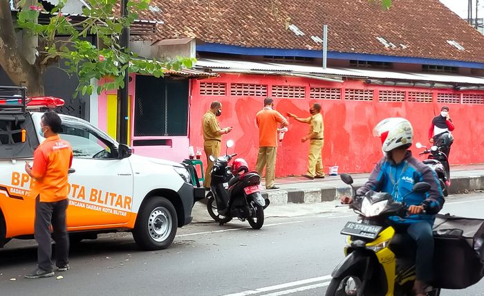 Mural di Dekat Lokasi Kedatangan Presiden Jokowi di Kota Blitar Mendadak Dihapus Mural di Dekat Lokasi Kedatangan Presiden Jokowi di Kota Blitar Mendadak Dihapus