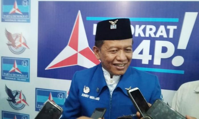 Diantar Ratusan Relawan, Ronny Wahyono Kembalikan Formulir Pendaftaran ke Demokrat