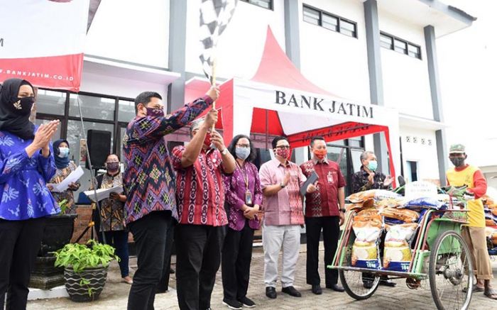 Wali Kota Kediri Terima CSR dari Bank Jatim Sekaligus Berangkatkan Bansos Kartu Sahabat