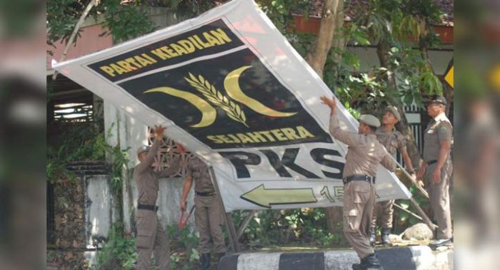 Bawaslu Trenggalek Gandeng Satpol PP dan Polres Tertibkan APK yang Masih Terpasang Bawaslu Trenggalek Gandeng Satpol PP dan Polres Tertibkan APK yang Masih Terpasang