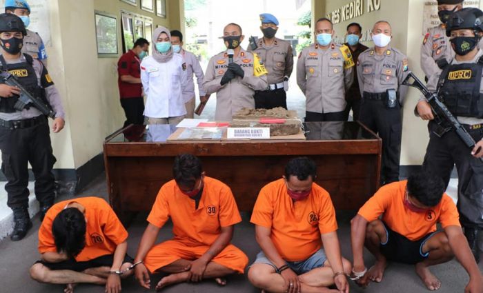 Polisi Kediri Ringkus Komplotan Pencuri Relief di Makam Cina Polisi Kediri Ringkus Komplotan Pencuri Relief di Makam Cina