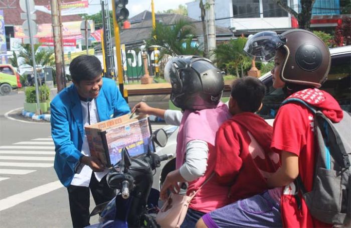 Puluhan Mahasiswa Turun ke Jalan Galang Donasi untuk Korban Tsunami Lampung dan Banten