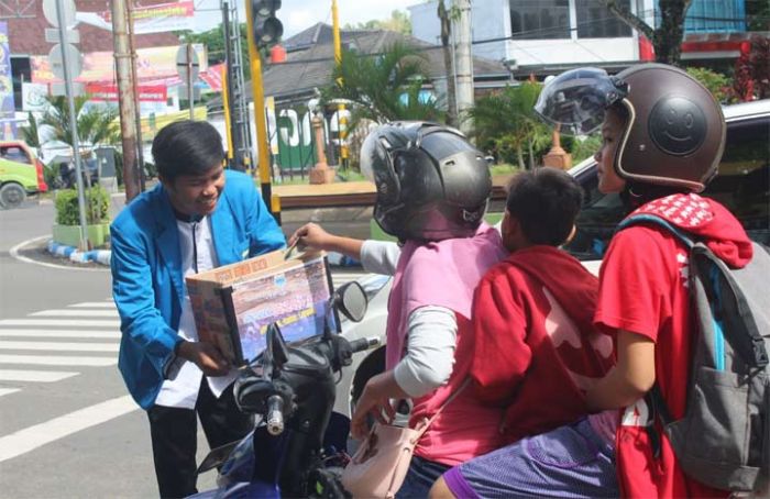 Puluhan Mahasiswa Turun ke Jalan Galang Donasi untuk Korban Tsunami Lampung dan Banten Puluhan Mahasiswa Turun ke Jalan Galang Donasi untuk Korban Tsunami Lampung dan Banten