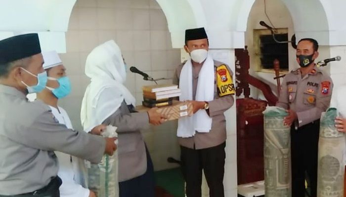 Silaturahim ke Ponpes Nurul Mukhlisin, Kapolres Sumenep Serahkan Al Quran dan Alat Salat