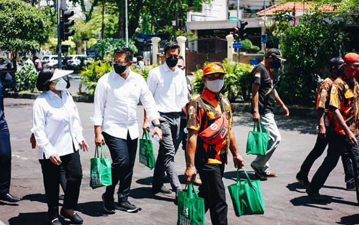 Peduli Dampak Pandemi Covid-19, Kader PP Genteng dan Srikandi PAC Tandes Gelar Bagi-Bagi Sembako Peduli Dampak Pandemi Covid-19, Kader PP Genteng dan Srikandi PAC Tandes Gelar Bagi-Bagi Sembako