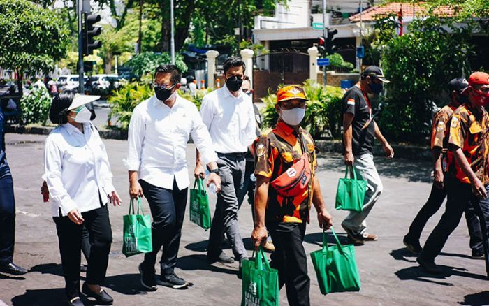 Peduli Dampak Pandemi Covid-19, Kader PP Genteng dan Srikandi PAC Tandes Gelar Bagi-Bagi Sembako