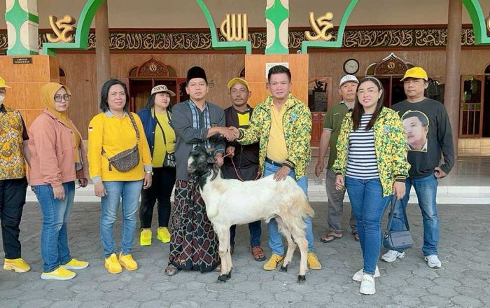 Anggota DPRD Gresik Wongso Negoro Serahkan Kurban Kambing ke 5 Masjid Anggota DPRD Gresik Wongso Negoro Serahkan Kurban Kambing ke 5 Masjid