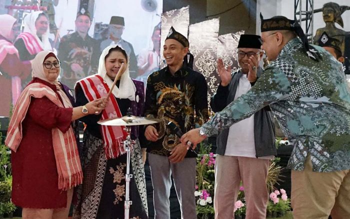 Gus Qowim Dampingi Stafsus Menteri Kebudayaan Buka Pekan Budaya dan Festival Musik 2025 Gus Qowim Dampingi Stafsus Menteri Kebudayaan Buka Pekan Budaya dan Festival Musik 2025