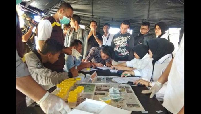 Polda Jatim dan Polresta Sidoarjo Gelar Tes Urine Dadakan di Terminal Bungurasih Polda Jatim dan Polresta Sidoarjo Gelar Tes Urine Dadakan di Terminal Bungurasih
