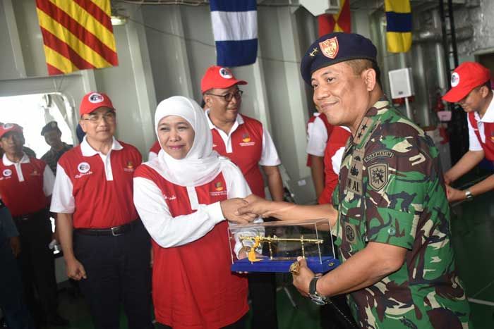 Mensos RI Bersama Pangarmatim Motivasi Pemuda Indonesia untuk Bangkit Mensos RI Bersama Pangarmatim Motivasi Pemuda Indonesia untuk Bangkit