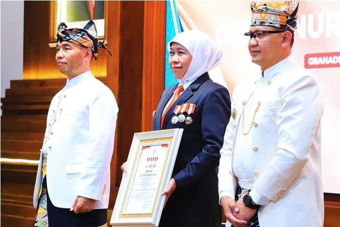Gubernur Khofifah Terima Lencana Emas, Perak, dan Perunggu dari Pemkot Batu Gubernur Khofifah Terima Lencana Emas, Perak, dan Perunggu dari Pemkot Batu