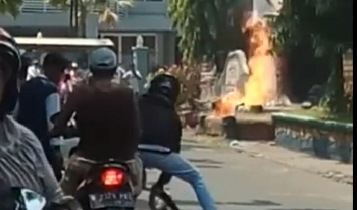 Pipa Jargas Bocor Hebohkan Warga Probolinggo Pipa Jargas Bocor Hebohkan Warga Probolinggo