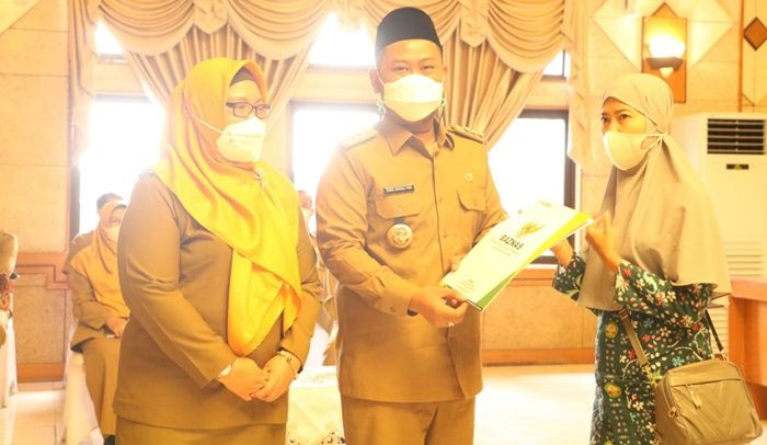 Bupati Gus Yani Serahkan JPS kepada 24.532 Guru Ngaji dan Marbot Bupati Gus Yani Serahkan JPS kepada 24.532 Guru Ngaji dan Marbot