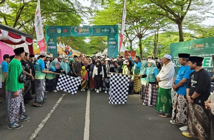 Peringatan Puncak Hari Santri 2025, PCNU Kabupaten Kediri Gelar Jalan Sehat Sarungan