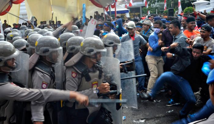 Ricuh, Pilkades Juruan Laok Sumenep Dihentikan, Ratusan Warga Ngamuk Rusak Sarana Pencoblosan Ricuh, Pilkades Juruan Laok Sumenep Dihentikan, Ratusan Warga Ngamuk Rusak Sarana Pencoblosan