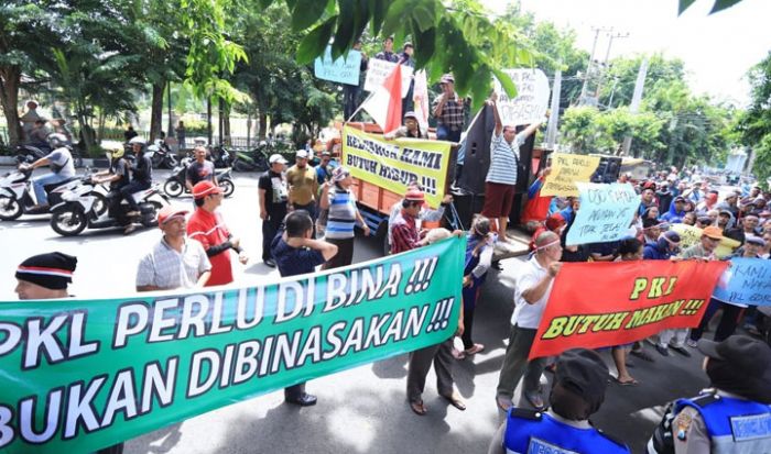 Pembeli Menurun Drastis, PKL Demo Minta Semua Pintu GOR Delta Sidoarjo Dibuka Pembeli Menurun Drastis, PKL Demo Minta Semua Pintu GOR Delta Sidoarjo Dibuka