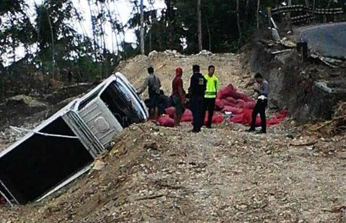 Tak Kuasai Medan, Truk Pengangkut Bawang Merah Terbalik di Pacitan 