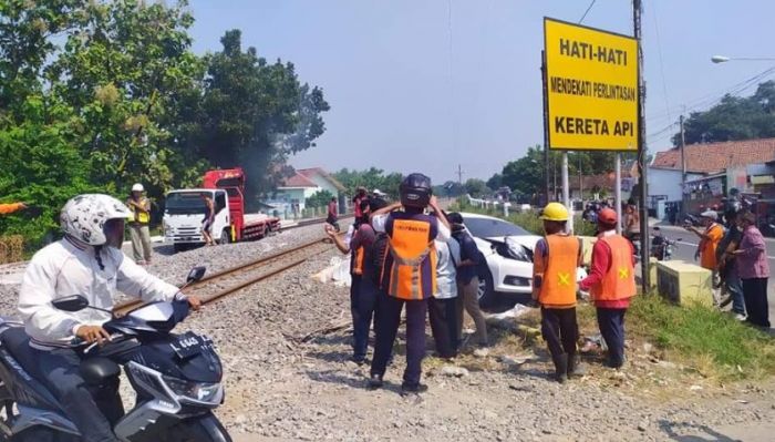 ​Mati Mesin, Honda Mobilio Ringsek Ditabrak Kereta Api