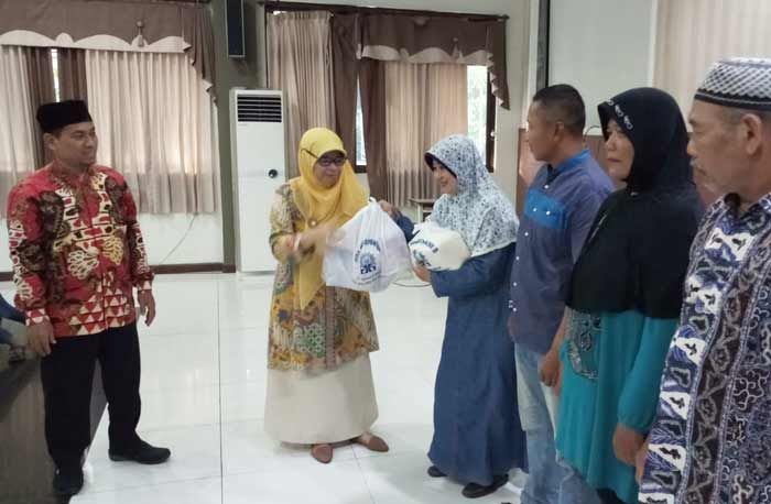 Jelang Lebaran, Smamda Bagikan Bingkisan untuk Warga Sekitar Jelang Lebaran, Smamda Bagikan Bingkisan untuk Warga Sekitar