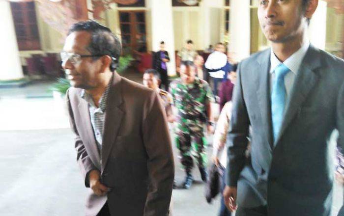 Mahfud MD Ingatkan Jokowi: Jangan Korbankan Negara hanya untuk Seorang Arcandra Mahfud MD Ingatkan Jokowi: Jangan Korbankan Negara hanya untuk Seorang Arcandra