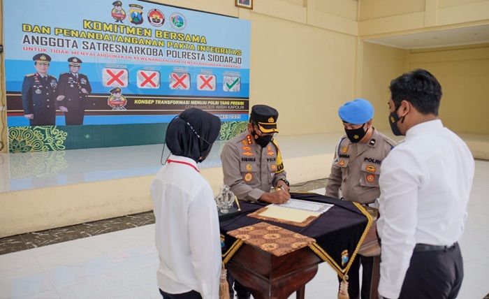Cegah Penyalahgunaan Wewenang, Anggota Satresnarkoba Polresta Sidoarjo Teken Pakta Integritas Cegah Penyalahgunaan Wewenang, Anggota Satresnarkoba Polresta Sidoarjo Teken Pakta Integritas