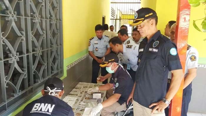 Tes Urine Mendadak, BNNK Tuban Tak Temukan Pegawai Lapas Konsumsi Narkoba Tes Urine Mendadak, BNNK Tuban Tak Temukan Pegawai Lapas Konsumsi Narkoba