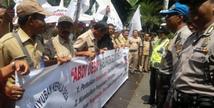Gaji Telat, Ratusan Kades Sidoarjo Luruk Pendopo, Ancam Boikot Penarikan PBB Gaji Telat, Ratusan Kades Sidoarjo Luruk Pendopo, Ancam Boikot Penarikan PBB