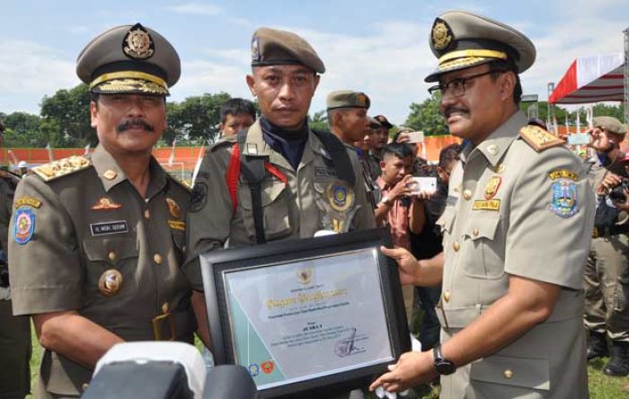 Satpol PP Gresik Sabet Juara I Lomba Defile se-Jatim