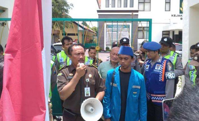 Demo Kejari, PMII Sidoarjo Desak Tuntaskan Kasus Korupsi Demo Kejari, PMII Sidoarjo Desak Tuntaskan Kasus Korupsi