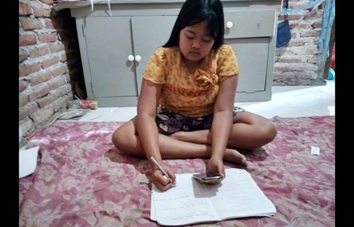 Orang Tua di Ngawi Mulai Keluhkan KBM Daring, Harus Isi Paketan Hingga HP On Terus Orang Tua di Ngawi Mulai Keluhkan KBM Daring, Harus Isi Paketan Hingga HP On Terus