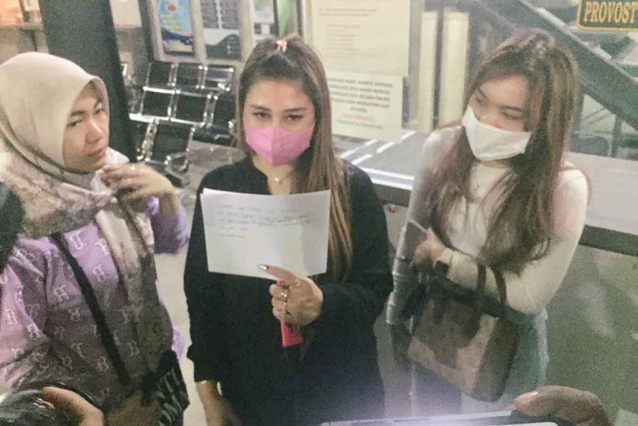 Diduga Tertipu Arisan di Medsos Hingga Rp15 Miliar, 10 Wanita Sosialita di Surabaya Lapor Polisi Diduga Tertipu Arisan di Medsos Hingga Rp15 Miliar, 10 Wanita Sosialita di Surabaya Lapor Polisi