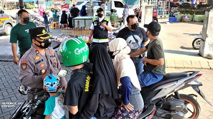 Terjaring Operasi Yustisi, Puluhan Pengunjung Pasar Mojoagung Jombang Ikut Vaksinasi Covid-19 Terjaring Operasi Yustisi, Puluhan Pengunjung Pasar Mojoagung Jombang Ikut Vaksinasi Covid-19