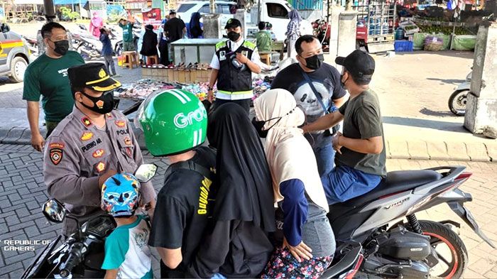 Terjaring Operasi Yustisi, Puluhan Pengunjung Pasar Mojoagung Jombang Ikut Vaksinasi Covid-19