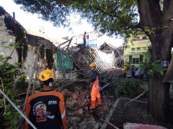 Kafe di Jalan Mastrip Kota Blitar Rusak Tertimpa Bangunan Kosong Akibat Gempa Pacitan