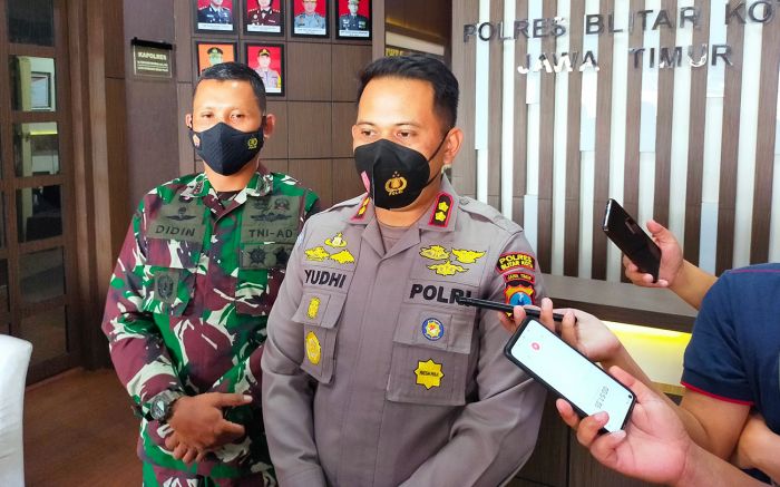 Kapolres Blitar Kota Bantah Tangkap Pria Pembawa Poster Saat Kunjungan Jokowi: Hanya Mengamankan Kapolres Blitar Kota Bantah Tangkap Pria Pembawa Poster Saat Kunjungan Jokowi: Hanya Mengamankan