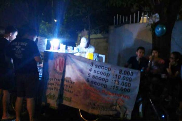Mangkal di Raya Darmo Permai, Es Puter I-One Laris Dijual Malam Mangkal di Raya Darmo Permai, Es Puter I-One Laris Dijual Malam