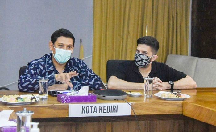 Wali Kota Kediri Gandeng Mr D Gaungkan Wali Kota Kediri Gandeng Mr D Gaungkan