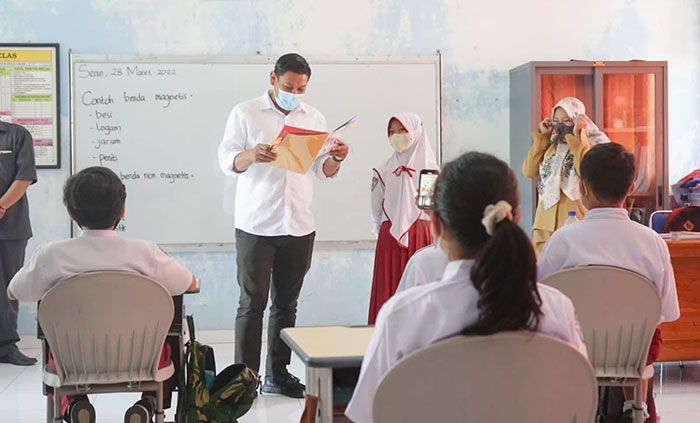 Penuhi Harapan Pelajar, Abdullah Abu Bakar Kunjungi SD Laboratorium UN PGRI Kediri