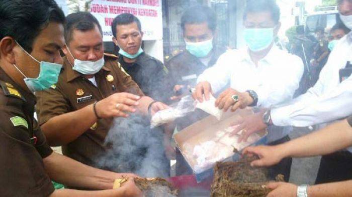 Kejari Sampang Musnahkan Ekstasi dan Sabu Kejari Sampang Musnahkan Ekstasi dan Sabu