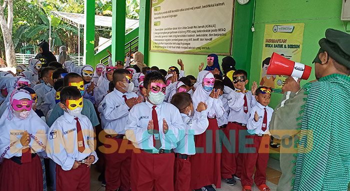 MPLS, Guru SD NU Nurul Islah Gresik Pakai Kostum Superhero MPLS, Guru SD NU Nurul Islah Gresik Pakai Kostum Superhero
