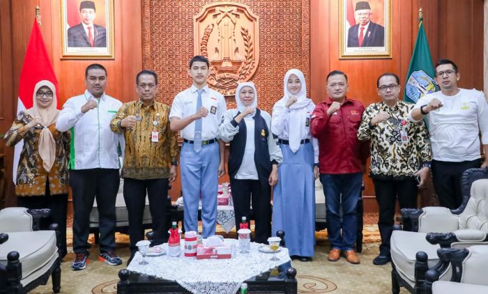 Gubernur Khofifah Beri Semangat 2 Anggota Paskibraka Asal Jatim yang akan Bertugas di Istana Negara