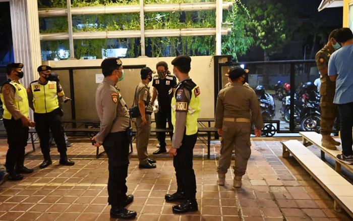 Terus Tegakkan Protokol Kesehatan, Operasi Aman Nusa II Polda Jatim Kembali Sasar Warung dan Cafe Terus Tegakkan Protokol Kesehatan, Operasi Aman Nusa II Polda Jatim Kembali Sasar Warung dan Cafe