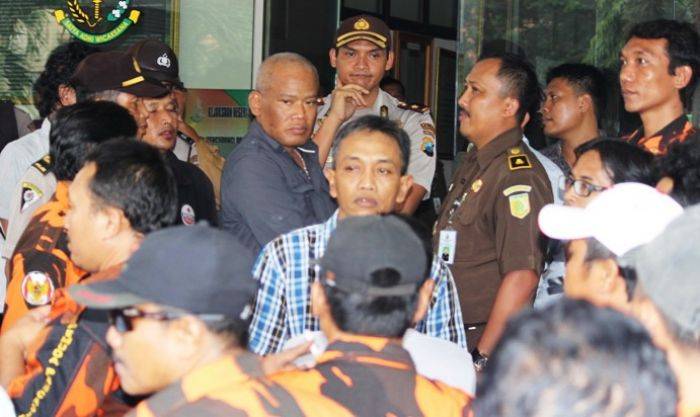Korupsi Dana PPID, Kades Grogol Sidoarjo Dijebloskan Penjara, Ratusan Warga dan PP Protes Korupsi Dana PPID, Kades Grogol Sidoarjo Dijebloskan Penjara, Ratusan Warga dan PP Protes