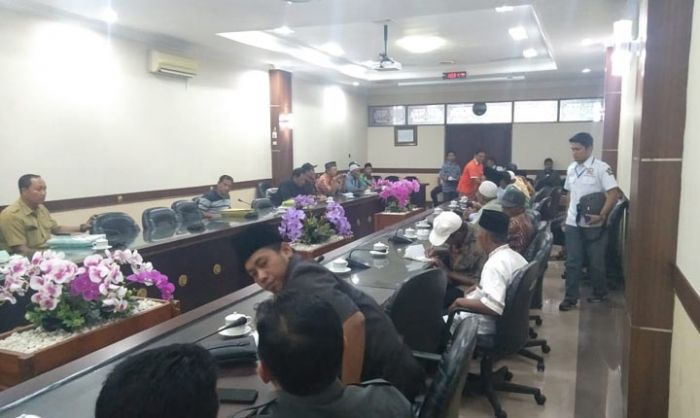 Diwarnai Walk Out, Hearing Mediasi Koperasi Ketajek di DPRD Jember Tetap Berlanjut Diwarnai Walk Out, Hearing Mediasi Koperasi Ketajek di DPRD Jember Tetap Berlanjut