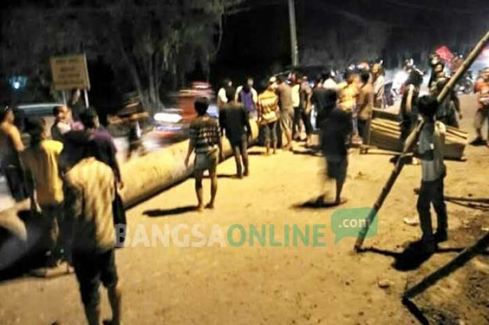 Jalan Betoyo-Pecuk Berdebu, Tak Diaspal, Warga Ngamuk, Taruh Pipa Gas di Jalan Jalan Betoyo-Pecuk Berdebu, Tak Diaspal, Warga Ngamuk, Taruh Pipa Gas di Jalan