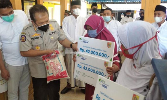 Wujud Perhatian Pemerintah, Pemkab Jember Salurkan Santunan Kematian untuk Keluarga RT di Gumukmas Wujud Perhatian Pemerintah, Pemkab Jember Salurkan Santunan Kematian untuk Keluarga RT di Gumukmas