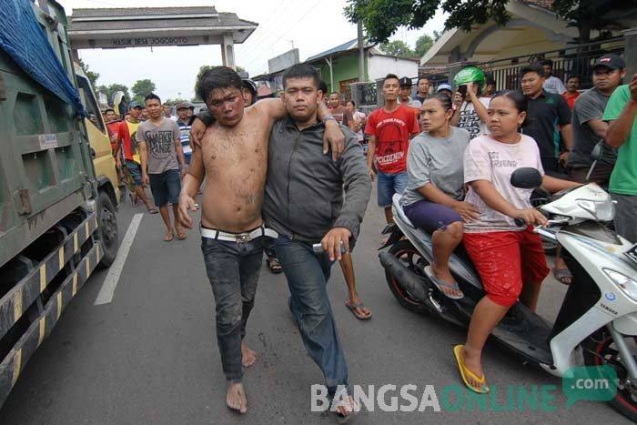 Mabuk, Maling Hanphone di Desa Bandung Jombang Nyonyor Dihajar Massa Mabuk, Maling Hanphone di Desa Bandung Jombang Nyonyor Dihajar Massa