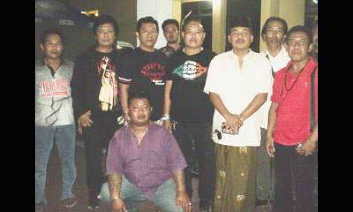 Oknum Satpol PP Sidoarjo Diduga Pukul PKL Taman Pinang Oknum Satpol PP Sidoarjo Diduga Pukul PKL Taman Pinang