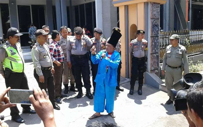 Dinilai Lambat Bahas PAK, LSM Gempur Demo DPRD Situbondo Dinilai Lambat Bahas PAK, LSM Gempur Demo DPRD Situbondo